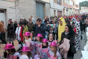 Almenara s'ompli de música i color amb la celebració del carnestoltes - (foto 6)