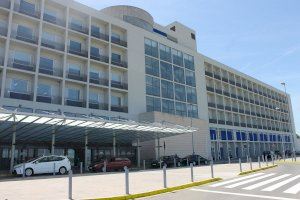 Els treballadors de l'hospital d'Alzira es planten davant Sanitat i anuncien 7 dies de vaga