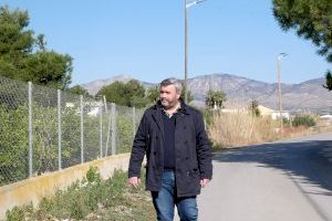 La calle principal del Barranco de San Cayetano ya cuenta con 13 farolas de tecnología LED y alimentadas por energía fotovoltaica
