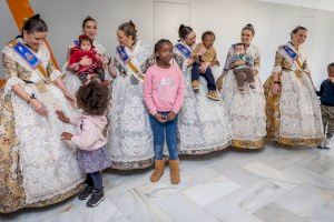 La Fallera Major i la seua Cort d'Honor celebren el Dia de Casa Caridad visitant la seua seu en Benicalap - (foto 3) La Fallera Major i la seua Cort d'Honor celebren el Dia de Casa Caridad visitant la seua seu en Benicalap - (foto 3)