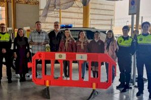 La Policía Local de Sueca cede a las comisiones material para señalizar con seguridad los cambios en el tráfico con motivo de las Fallas