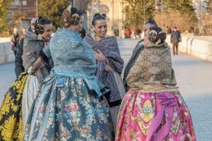Tradición, artesanía y mucho mimo: La confección de un traje de fallera paso a paso