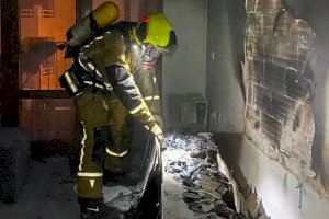 Rescatan a un perro de un aparatoso incendio en una vivienda de Calp