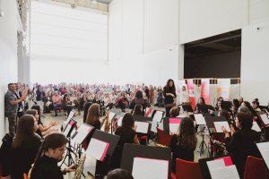 La Banda Sinfónica de Mujeres de la FSMCV celebra el 8M con danza y arte urbano en la Marina de València - (foto 2)