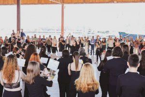La Banda Sinfónica de Mujeres de la FSMCV celebra el 8M con danza y arte urbano en la Marina de València - (foto 3)