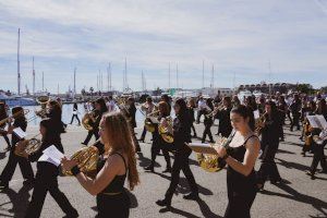 La Banda Sinfónica de Mujeres de la FSMCV celebra el 8M con danza y arte urbano en la Marina de València - (foto 4)