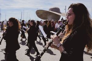 La Banda Sinfónica de Mujeres de la FSMCV celebra el 8M con danza y arte urbano en la Marina de València - (foto 5)