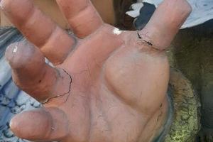 Clivelles i desperfectes en el cadafal de la Verge dels Desemparats en l'Ofrena - (foto 2)