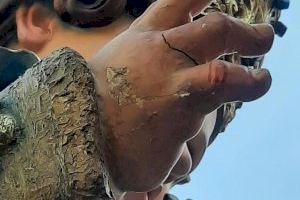 Clivelles i desperfectes en el cadafal de la Verge dels Desemparats en l'Ofrena