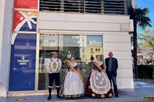 Les falleres majors de Dénia reben als visitants de la ciutat a l’Oficina de Turisme de Dénia