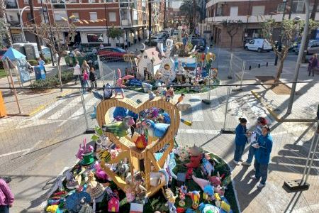 Esto es la germanor fallera: las comisiones de Paiporta donan sus ninots a una falla a la que plantó su artista Esto es la germanor fallera: las comisiones de Paiporta donan sus ninots a una falla a la que plantó su artista