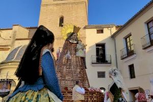 Torrent ofrenda a la Mare de Déu con devoción y mucho sentimiento en unas Fallas mágicas