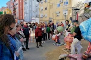 El alumnado de las Aulas de la Tercera Edad visita las fallas de Dénia
