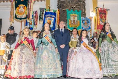 Las fallas de Benidorm ofrendan a la Mare de Deú del Sofratge