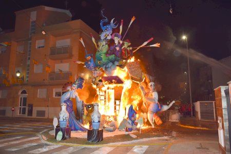 L’ofrena, la missa en honor a Sant Josep, la mascletà i la cremà van posar punt i final a les multitudinàries falles 2023.