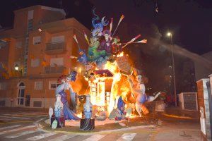 L’ofrena, la missa en honor a Sant Josep, la mascletà i la cremà van posar punt i final a les multitudinàries falles 2023. L’ofrena, la missa en honor a Sant Josep, la mascletà i la cremà van posar punt i final a les multitudinàries falles 2023.