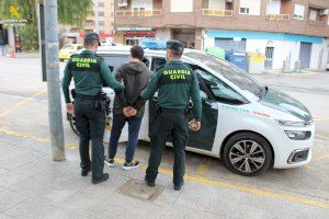 La Guardia Civil detiene a los autores de un robo con violencia en una tienda de telefonía en Picassent