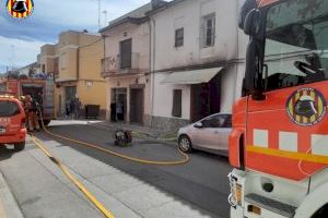 Un perro muere en un pavoroso incendio en l’Alcúdia