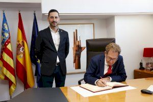 El conseller de Sanidad Universal visita el Ayuntamiento de Mislata y las obras del Hospital Militar