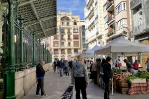 El Mercat de Colón tira el tancament en protesta per la instal·lació d'un mercat ambulant ecològic a les seues portes