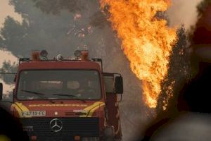 Dia i mig per a frenar l'incendi de Castelló: Lluita a contrarellotge davant un dijous infernal en l'horitzó