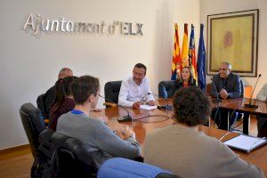 El alcalde recibe a los estudiantes del IES Misteri d’Elx ganadores de la Lliga de Debat de Secundària i Batxillerat de la Xarxa Vives