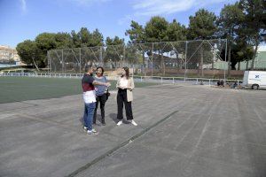 La sustitución del césped del Terrer de Paiporta avanza