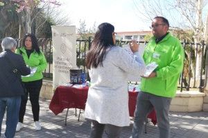 Los educadores ambientales del Ayuntamiento de Elda visitan más de 5.000 hogares durante la campaña ‘puerta a puerta’ Los educadores ambientales del Ayuntamiento de Elda visitan más de 5.000 hogares durante la campaña ‘puerta a puerta’