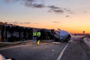 Un accidente provoca grandes retenciones en la AP-7 en Elche y dificulta la circulación