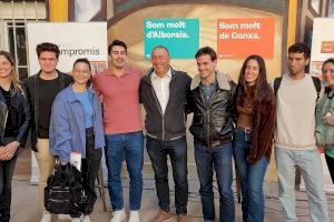 Joan Baldoví, candidat de Compromís a la Presidència de la Generalitat Valenciana, es pren una orxata amb els veïns d’Alboraia