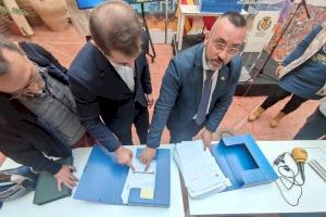 Un mapa y carpetas con sentencias para escenificar los “empastres” del PP en Vila-real