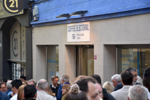 Cientos de calpinos arropan al Partido Popular en el estreno del Coffee Electoral
