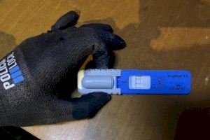 Enxampat a Novelda quan circulava amb un patinet sense llums i fumant-se un porro