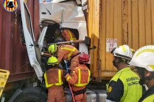 Abierto el acceso a Valencia tras el accidente entre dos camiones en la A-3 en Xirivella