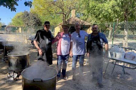 Massanassa celebra el seu primer Dia del Perol amb prop de mil persones per a valorar l'arròs amb fesols i naps