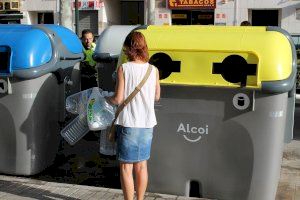 El Ayuntamiento de Alcoy y Ecoembes reparten 112 papeleras para reciclar durante las fiestas de Moros y Cristianos El Ayuntamiento de Alcoy y Ecoembes reparten 112 papeleras para reciclar durante las fiestas de Moros y Cristianos