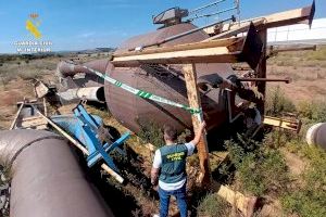 Dos detenidos cuando cargaban con un camión pluma maquinaria industrial para uso cerámico en Moncofa