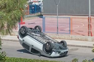 Un aparatoso accidente en Vila-real acaba con un coche volcado