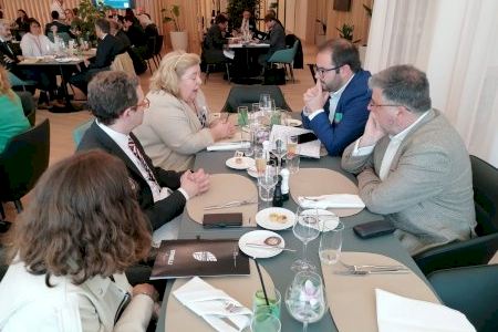 Villena busca en Bruselas recursos para la promoción agrícola local y colaboración en materia de defensa de los acuíferos