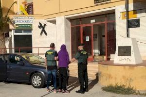 Atraca con un cuchillo jamonero y usando mascarilla un estanco y una tienda de alimentación de Aspe