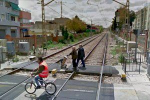 El Govern obert a soterrar les vies a Alfafar mentre recullen signatures per a pressionar