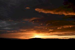 Una panorámica de la puesta de sol desde el Alt del Pi gana el 8ª concurso de Fotografía Pascual Navarro