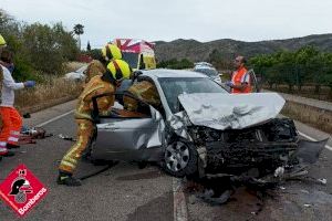 Tres heridos graves tras un brutal choque frontal entre dos coches en Pedreguer
