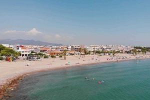 Les platges de Les Cases i El Cerezo aconsegueixen un any més el distintiu de qualitat de la Bandera Blava