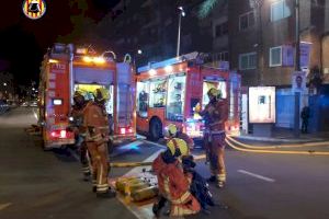 Dos mujeres heridas y dos perros fallecidos en el incendio de una vivienda de Paterna - (foto 2) Dos mujeres heridas y dos perros fallecidos en el incendio de una vivienda de Paterna - (foto 2)