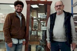 El burjassotense Javier Oliver Comes dona diferentes elementos del fundador de la Biblioteca Municipal, Eduardo Comes