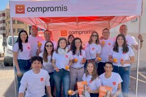 Compromís Betxí reparteix taronges de la terra en el mercat municipal