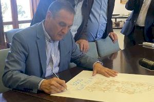Antonio Ródenas firma el cartel del Misteri d’Elx de 2023 - (foto 4) Antonio Ródenas firma el cartel del Misteri d’Elx de 2023 - (foto 4)