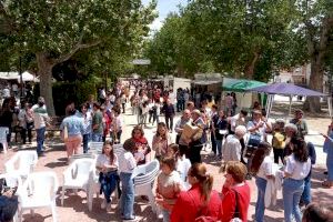 La VI Feria del Libro de Utiel esquiva la lluvia y recibe una extraordinaria acogida del público