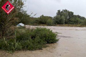 Rescate in extremis a un conductor atrapado por un torrente de agua en Cocentaina